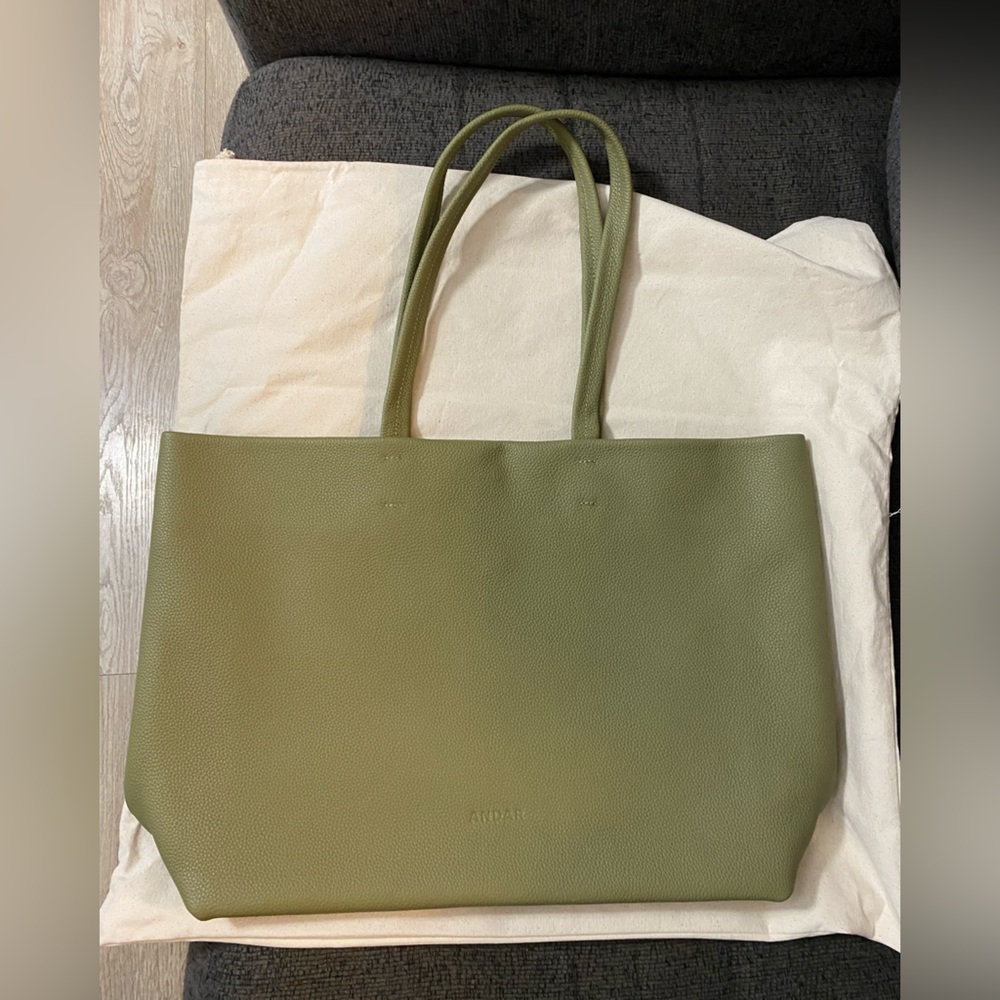 ANDAR TOTE. THE HARPER MATCHA.